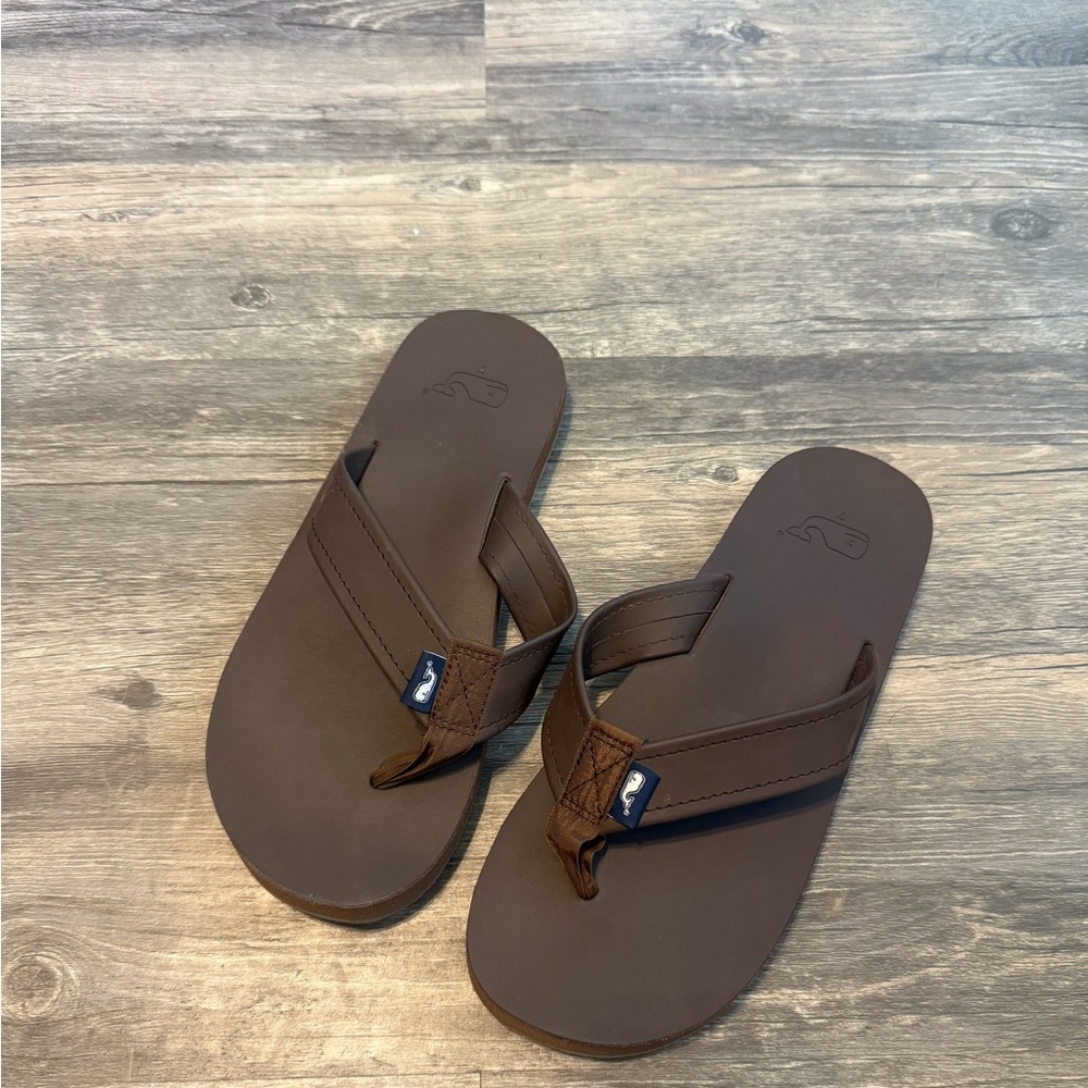 Women’s Sz 7 Vineyard Vines leather flip flops sandals in Mudslide brown